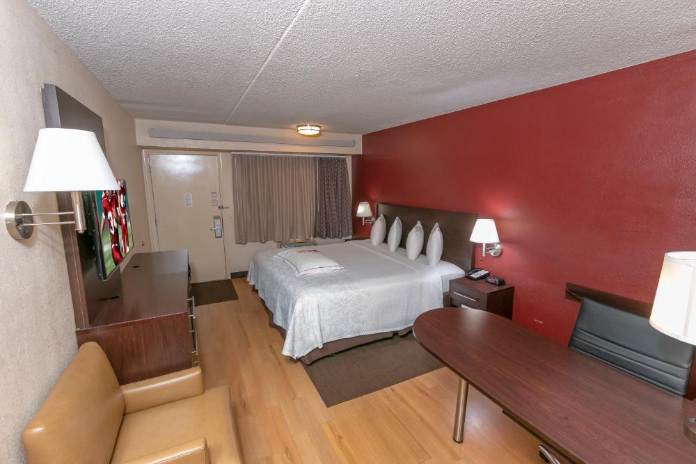 Premium King Room Smoke Free (Upgraded Bedding & Snack) interior